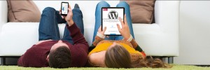 Zwei Menschen auf einer Couch sehen sich den WordPress Kurs an